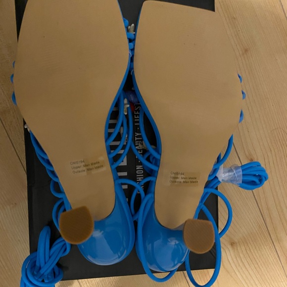 PrettyLittleThing Blue PU Square Toe Shell And Beaded Detail Mid Heeled Sandals - Picture 3 of 5